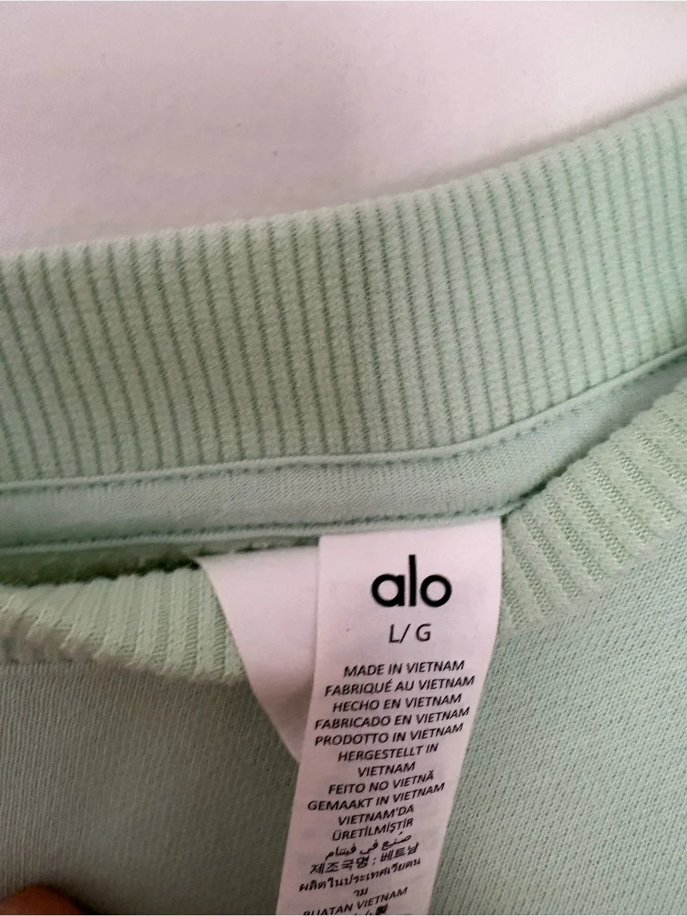 alo cropped accolade sweatshirt in spearmint
